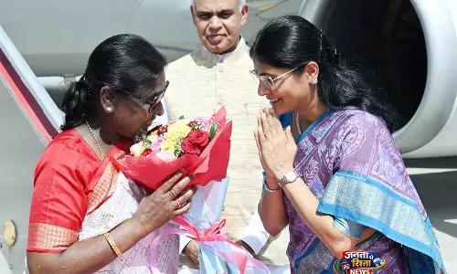 राष्ट्रपति मुर्मू Rajkot पहुंचे, गुजरात की राज्यपाल राज्य मंत्री अनुप्रिया पटेल ने उनका स्वागत किया राष्ट्रपति मुर्मू Rajkot पहुंचे, गुजरात की राज्यपाल राज्य मंत्री अनुप्रिया पटेल ने उनका स्वागत किया