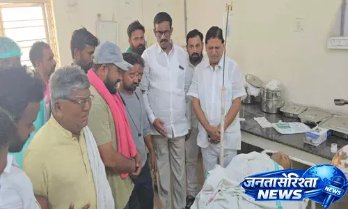 BRS नेता धनावत अमरू नायक के परिवार के साथ खड़े BRS नेता धनावत अमरू नायक के परिवार के साथ खड़े