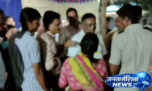 Bellampalli के MLA गद्दाम विनोद पर हमला, महिलाओं ने सोना और ₹2,500 मांगे Bellampalli के MLA गद्दाम विनोद पर हमला, महिलाओं ने सोना और ₹2,500 मांगे