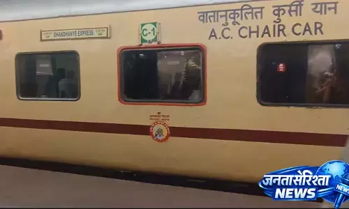 Beldanga में चलती ट्रेन पर पथराव से यात्रियों की सुरक्षा को लेकर चिंता बढ़ गई Beldanga में चलती ट्रेन पर पथराव से यात्रियों की सुरक्षा को लेकर चिंता बढ़ गई