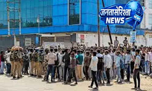 Noida में मजदूरों का उग्र प्रदर्शन, वेतन वृद्धि की मांग पर हिंसा और जाम Noida में मजदूरों का उग्र प्रदर्शन, वेतन वृद्धि की मांग पर हिंसा और जाम