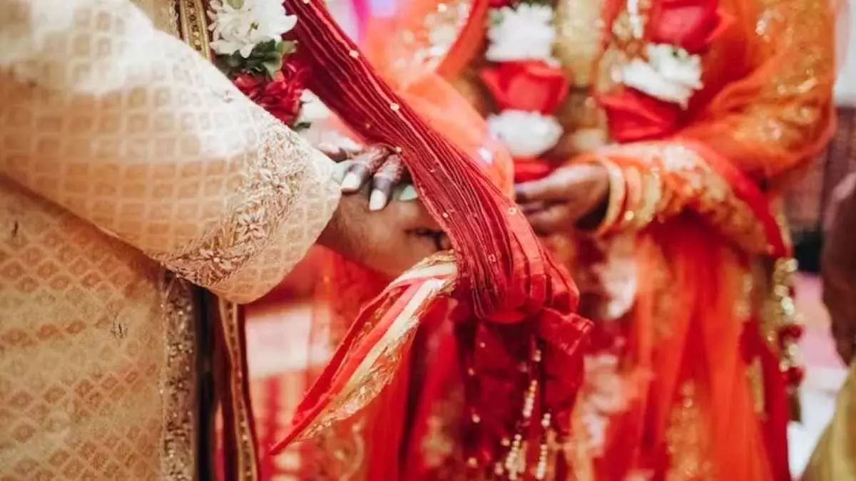 दुल्हन एक थी और पहुंच गए दो दूल्हे, बुलानी पड़ी पुलिस दुल्हन एक थी और पहुंच गए दो दूल्हे, बुलानी पड़ी पुलिस