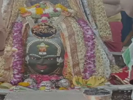 वरुथिनी एकादशी पर माथे पर बेलपत्र और डमरू से सजे बाबा महाकाल, दर्शन कर मंत्रमुग्ध हुए भक्त वरुथिनी एकादशी पर माथे पर बेलपत्र और डमरू से सजे बाबा महाकाल, दर्शन कर मंत्रमुग्ध हुए भक्त
