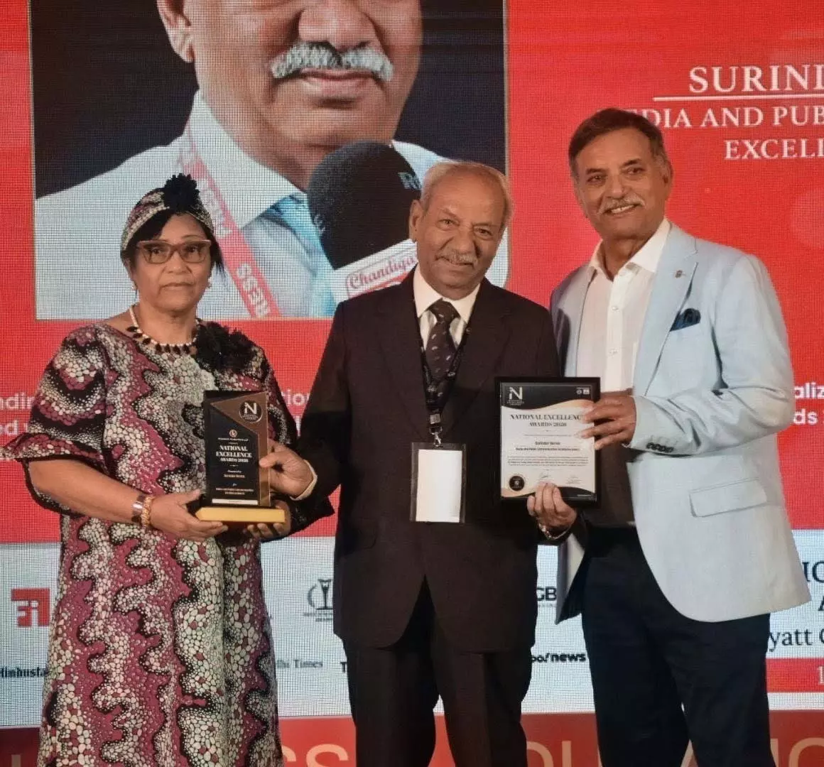 सुरिंदर वर्मा को मीडिया एवं संचार के लिए नेशनल एक्सीलेंस अवॉर्ड से किया गया सम्मानित सुरिंदर वर्मा को मीडिया एवं संचार के लिए नेशनल एक्सीलेंस अवॉर्ड से किया गया सम्मानित