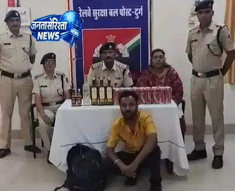 ट्रेन में अटेंडेंट गिरफ्तार, AC कोच में शराब परोसते पकड़ा गया ट्रेन में अटेंडेंट गिरफ्तार, AC कोच में शराब परोसते पकड़ा गया