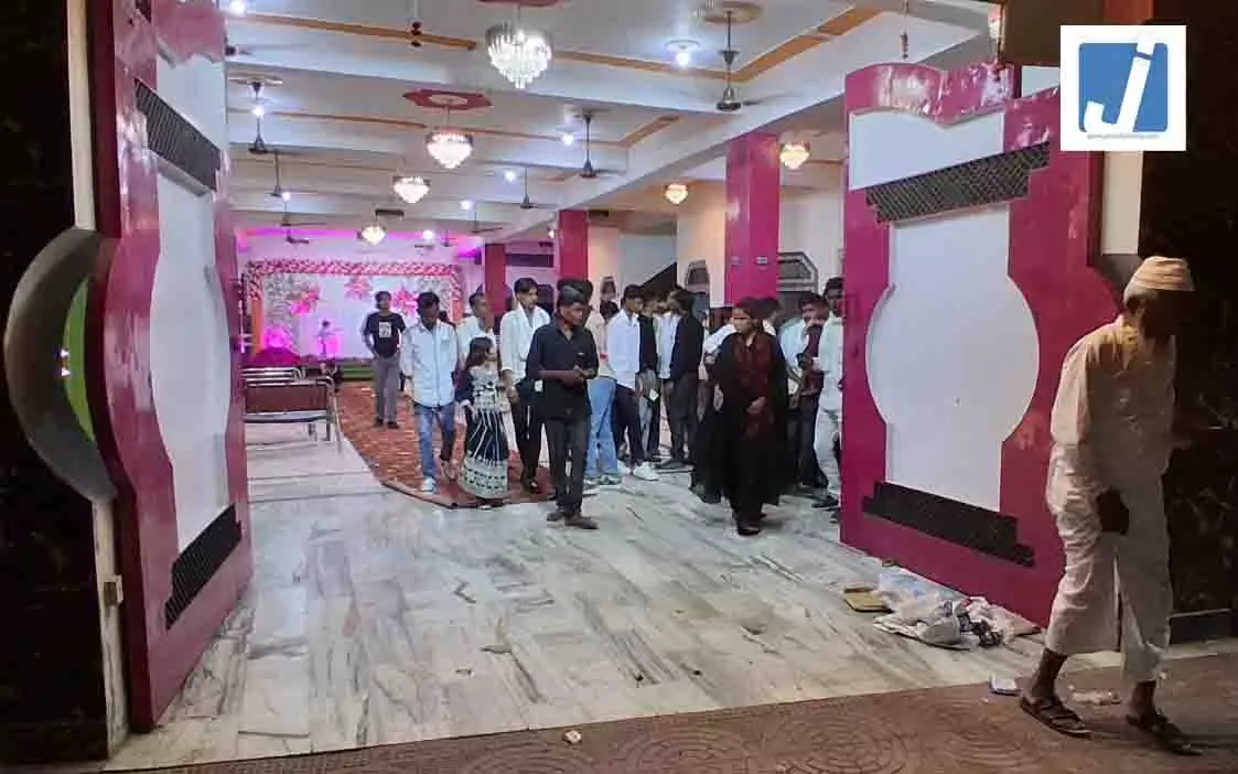 ये क्या! लेग पीस कम मिलने के बाद आपस में भिड़ गए घराती-बराती, पुलिस ने कराया समझौता ये क्या! लेग पीस कम मिलने के बाद आपस में भिड़ गए घराती-बराती, पुलिस ने कराया समझौता