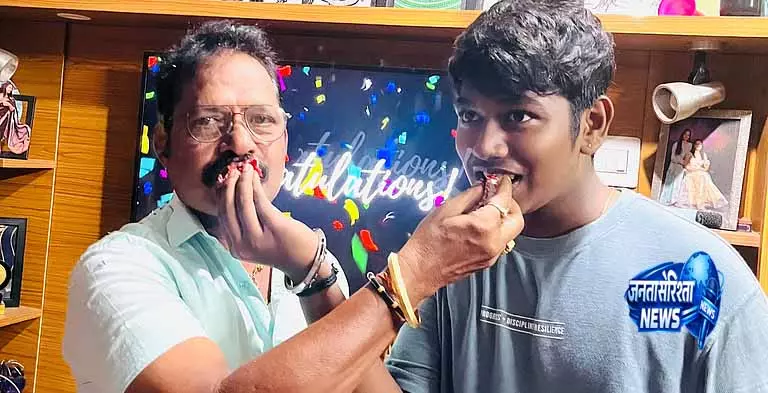 Karnataka: मंगलुरु में पिता-पुत्र की जोड़ी ने एक साथ PUC परीक्षा पास की Karnataka: मंगलुरु में पिता-पुत्र की जोड़ी ने एक साथ PUC परीक्षा पास की