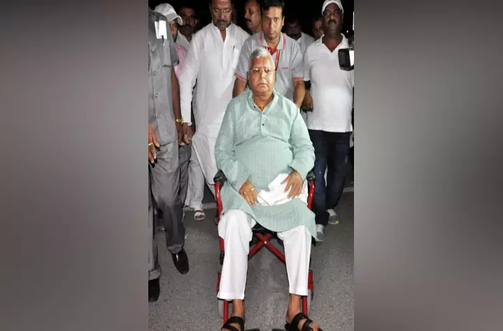 लालू यादव को सुप्रीम कोर्ट से झटका, एफआईआर और चार्जशीट रद्द करने की मांग वाली याचिका खारिज लालू यादव को सुप्रीम कोर्ट से झटका, एफआईआर और चार्जशीट रद्द करने की मांग वाली याचिका खारिज