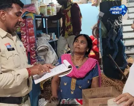 बटर फ्लाई पर हुक्का पिलाते मिला मैनेजर, पुलिस ने चलाया ऑपरेशन आघात बटर फ्लाई पर हुक्का पिलाते मिला मैनेजर, पुलिस ने चलाया ऑपरेशन आघात