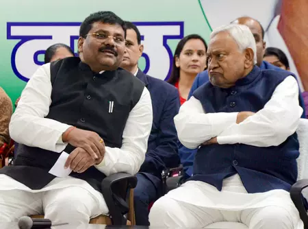संसद का विशेष सत्र: जदयू ने पार्टी सांसदों के लिए जारी किया तीन-लाइन का व्हिप संसद का विशेष सत्र: जदयू ने पार्टी सांसदों के लिए जारी किया तीन-लाइन का व्हिप