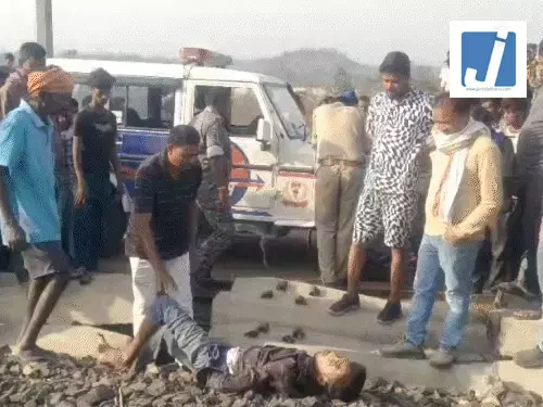 युवक ने ममेरी बहन को कुल्हाड़ी से काट डाला, फिर खुद ट्रेन के आगे कूदकर दी जान युवक ने ममेरी बहन को कुल्हाड़ी से काट डाला, फिर खुद ट्रेन के आगे कूदकर दी जान