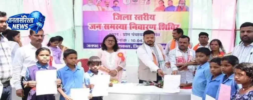 गांव-गांव पहुंच रहे कलेक्टर, सुनी ग्रामीणों की समस्याएं गांव-गांव पहुंच रहे कलेक्टर, सुनी ग्रामीणों की समस्याएं