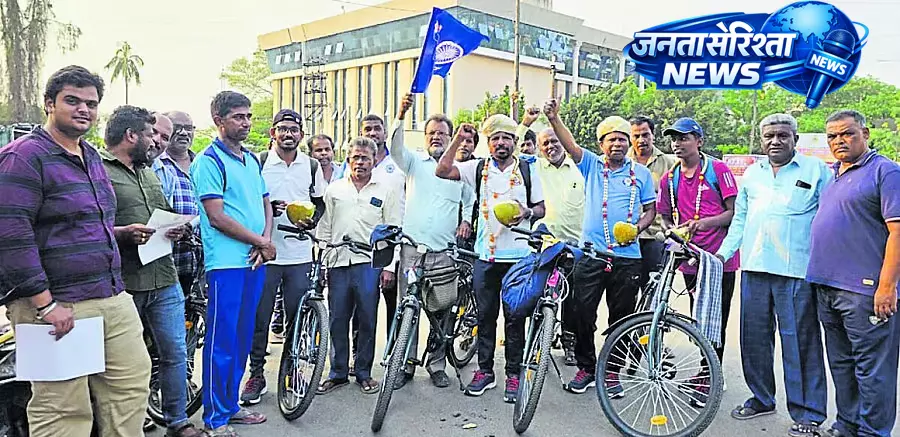 Karnataka : भीम रथ साइकिल जुलूस का नारियल पानी से स्वागत Karnataka : भीम रथ साइकिल जुलूस का नारियल पानी से स्वागत