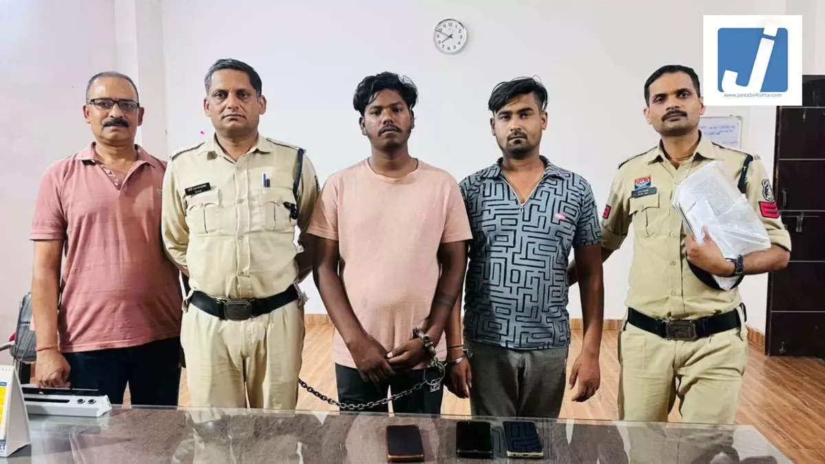 IPL सट्टा रैकेट, पुलिस ने 2 सटोरियों को रंगे हाथ दबोचा IPL सट्टा रैकेट, पुलिस ने 2 सटोरियों को रंगे हाथ दबोचा