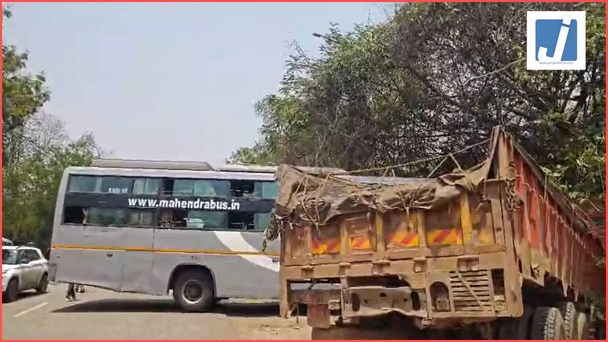 रफ्तार का कहर: NH-30 पर बस-ट्रक में भिड़ंत, हादसे में एक दर्जन से अधिक यात्री जख्मी रफ्तार का कहर: NH-30 पर बस-ट्रक में भिड़ंत, हादसे में एक दर्जन से अधिक यात्री जख्मी