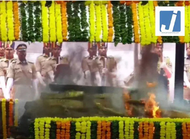 पंचतत्व में विलीन दिग्गज गायिका आशा भोसले, राजकीय सम्मान के साथ हुआ अंतिम संस्कार पंचतत्व में विलीन दिग्गज गायिका आशा भोसले, राजकीय सम्मान के साथ हुआ अंतिम संस्कार
