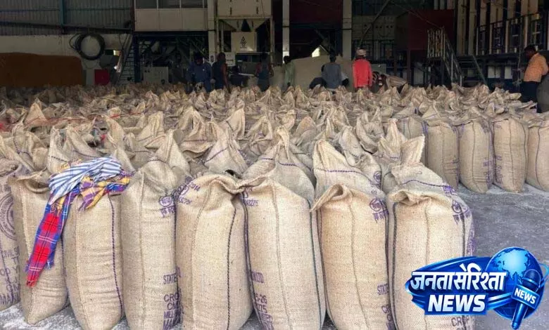 Sircilla में 800 क्विंटल से ज़्यादा PDS चावल ज़ब्त; केस दर्ज Sircilla में 800 क्विंटल से ज़्यादा PDS चावल ज़ब्त; केस दर्ज