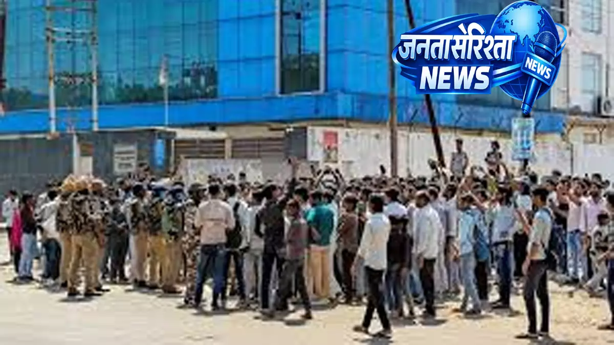 Noida में मजदूरों का उग्र प्रदर्शन, वेतन वृद्धि की मांग पर हिंसा और जाम Noida में मजदूरों का उग्र प्रदर्शन, वेतन वृद्धि की मांग पर हिंसा और जाम