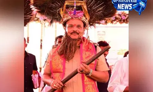 Telangana में सड़क सुरक्षा पर जोर, डीजीपी ने ऑटो चालकों को दिए निर्देश Telangana में सड़क सुरक्षा पर जोर, डीजीपी ने ऑटो चालकों को दिए निर्देश