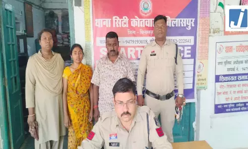 नकली सोना बदलने आई महिला गिरफ्तार, खुद को भारी पड़ी चालाकी नकली सोना बदलने आई महिला गिरफ्तार, खुद को भारी पड़ी चालाकी