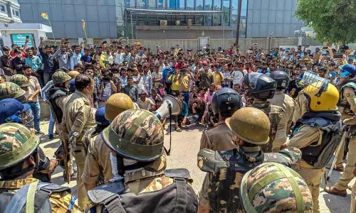 Noida में विरोध प्रदर्शन में फंसा रिपोर्टर, 4 घंटे की मुश्किल Noida में विरोध प्रदर्शन में फंसा रिपोर्टर, 4 घंटे की मुश्किल