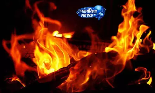Gurugram खाली ज़मीन पर जमा कचरे में आग लग गई Gurugram खाली ज़मीन पर जमा कचरे में आग लग गई