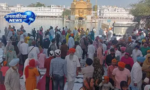 Punjab: स्वर्ण मंदिर में खालसा साजना दिवस की रौनक Punjab: स्वर्ण मंदिर में खालसा साजना दिवस की रौनक