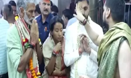 पत्नी अंकिता कुंवर के साथ बाबा महाकाल के दर्शन करने पहुंचे मिलिंद सोमन पत्नी अंकिता कुंवर के साथ बाबा महाकाल के दर्शन करने पहुंचे मिलिंद सोमन