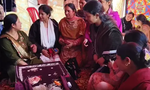 किश्तवाड़ में हैंडलूम और हैंडीक्राफ्ट प्रदर्शनी, स्थानीय कारीगरों और महिलाओं के हुनर को मिला मंच किश्तवाड़ में हैंडलूम और हैंडीक्राफ्ट प्रदर्शनी, स्थानीय कारीगरों और महिलाओं के हुनर को मिला मंच