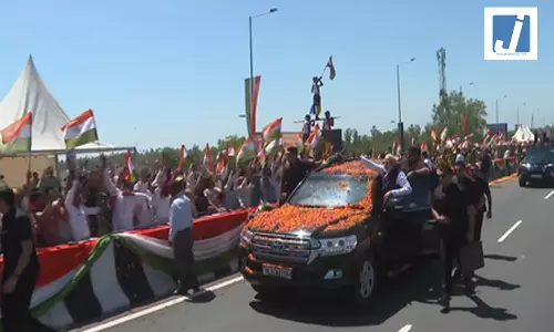प्रधानमंत्री मोदी का सहारनपुर में रोड शो, सड़क किनारे हाथों में तिरंगा थामे लोगों ने किया स्वागत प्रधानमंत्री मोदी का सहारनपुर में रोड शो, सड़क किनारे हाथों में तिरंगा थामे लोगों ने किया स्वागत