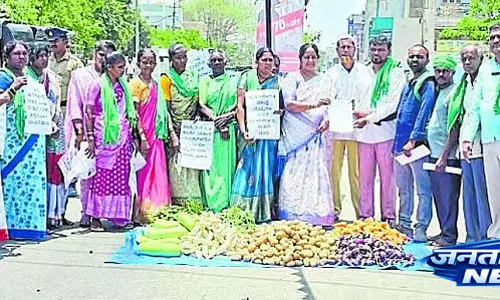 Karnataka : किसानों ने सड़क पर सब्जियां रखकर विरोध प्रदर्शन किया Karnataka : किसानों ने सड़क पर सब्जियां रखकर विरोध प्रदर्शन किया