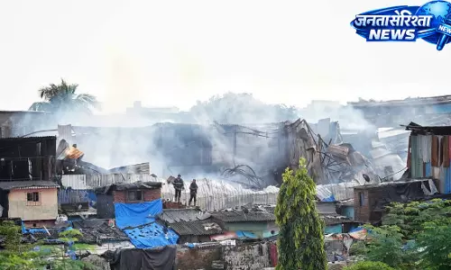 Mumbai : मानखुर्द वेस्ट यार्ड में मामूली आग लगी, बुझाने का काम जारी Mumbai : मानखुर्द वेस्ट यार्ड में मामूली आग लगी, बुझाने का काम जारी