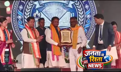 CM मोहन माझी ने अपने शिक्षक के पैर छुए, क्योंझर के झुमपुरा हाई स्कूल के लिए 20 करोड़ रुपये की घोषणा की