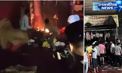 Indore : पाटनीपुरा में पूजा की दुकान में भीषण आग, लाखों का सामान जलकर राख Indore : पाटनीपुरा में पूजा की दुकान में भीषण आग, लाखों का सामान जलकर राख