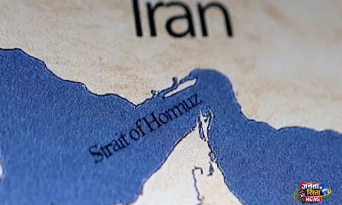 प्रतिबंधों के बावजूद Hormuz में टैंकरों की आवाजाही जारी प्रतिबंधों के बावजूद Hormuz में टैंकरों की आवाजाही जारी