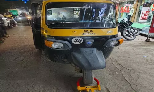बिलासपुर में नो-पार्किंग पर सख्ती, व्हील लॉक और लिफ्टर से वाहनों पर कार्रवाई तेज