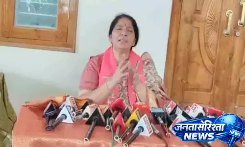 आंध्र प्रदेश में 5G फोन देकर तेलंगाना में चुनाव प्रचार: Satyavathi Rathod आंध्र प्रदेश में 5G फोन देकर तेलंगाना में चुनाव प्रचार: Satyavathi Rathod