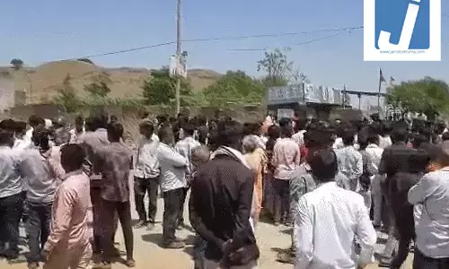 बॉयफ्रेंड के साथ मिलकर पति को तलवार से टुकड़ों में काटा, JCB से जमीन में दफनाया, पत्नी के खूनी इश्क का हुआ खुलासा बॉयफ्रेंड के साथ मिलकर पति को तलवार से टुकड़ों में काटा, JCB से जमीन में दफनाया, पत्नी के खूनी इश्क का हुआ खुलासा