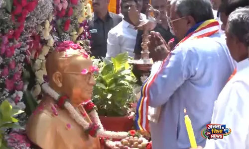 CM सिद्धारमैया ने BR अंबेडकर की 135वीं जयंती पर उन्हें पुष्पांजलि अर्पित की
