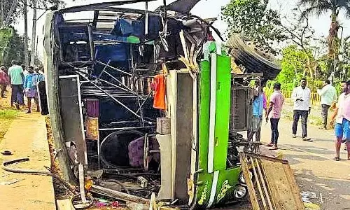 Karnataka : बस पलटने से 27 लोग घायल Karnataka : बस पलटने से 27 लोग घायल