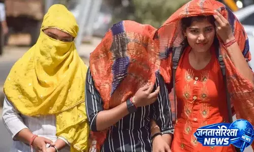 Telangana में लू की वजह से तापमान 42°C के पार Telangana में लू की वजह से तापमान 42°C के पार