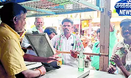 Kurugod : चिलचिलाती गर्मी से परेशान लोग Kurugod : चिलचिलाती गर्मी से परेशान लोग