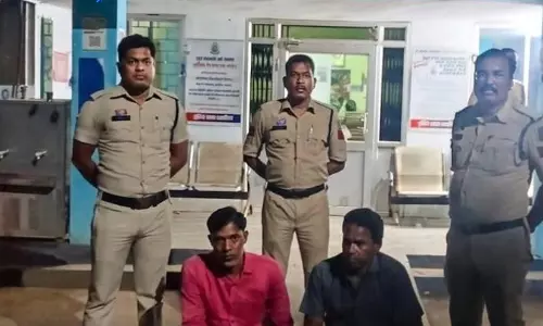 CG: एक ही जमीन दो बार बेचकर महिला से 25 लाख की ठगी, दो आरोपी गिरफ्तार CG: एक ही जमीन दो बार बेचकर महिला से 25 लाख की ठगी, दो आरोपी गिरफ्तार