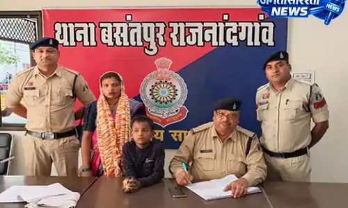 राजनांदगांव में पुलिस की सतर्कता से 8 वर्षीय दिव्यांग बालक 2 घंटे में मां से मिला राजनांदगांव में पुलिस की सतर्कता से 8 वर्षीय दिव्यांग बालक 2 घंटे में मां से मिला