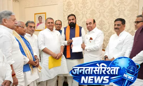 एनडीए के नेताओं के साथ लोक भवन पहुंचे सम्राट, सरकार बनाने का पेश किया दावा एनडीए के नेताओं के साथ लोक भवन पहुंचे सम्राट, सरकार बनाने का पेश किया दावा