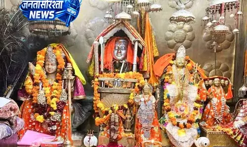 Himachal: श्रद्धालुओं में उत्साह, दर्शन के लिए उमड़ी भीड़ Himachal: श्रद्धालुओं में उत्साह, दर्शन के लिए उमड़ी भीड़