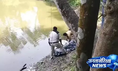 Baruipur में तालाब में तैरता हुआ शव मिला Baruipur में तालाब में तैरता हुआ शव मिला