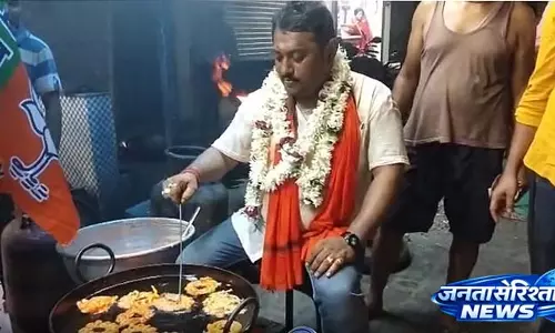 BJP उम्मीदवार चुनाव प्रचार के दौरान मिठाई बनाते हुए BJP उम्मीदवार चुनाव प्रचार के दौरान मिठाई बनाते हुए