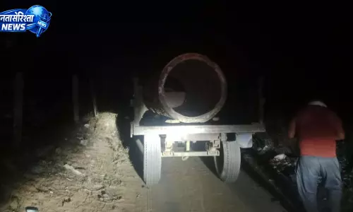 PWD पुल से पोल चोरी की कोशिश नाकाम, ग्रामीणों ने पकड़ा ट्रैक्टर PWD पुल से पोल चोरी की कोशिश नाकाम, ग्रामीणों ने पकड़ा ट्रैक्टर