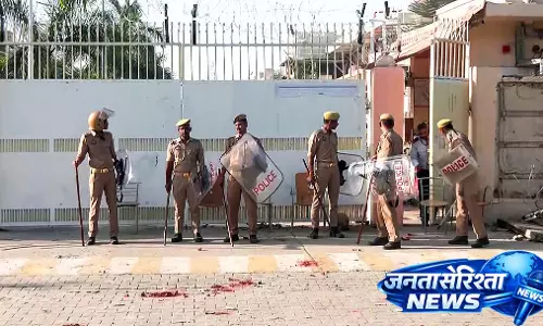 Uttar Pradesh में वेतन विवाद को लेकर नोएडा में फिर हिंसा भड़की Uttar Pradesh में वेतन विवाद को लेकर नोएडा में फिर हिंसा भड़की